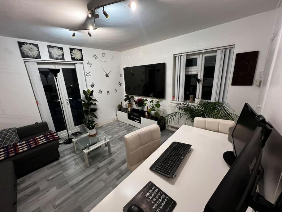 1-Bed Flat With Fast Wi-Fi In Prime Location 15Mins From Central London Bagian luar foto